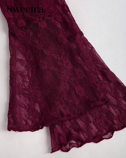 فستان مخملي قصير بأكمام دانتيل شفافة وتصميم أنثوي جذاب