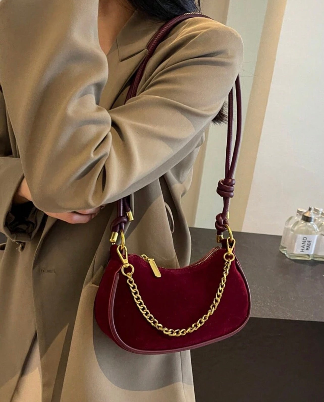 شنطة كتف جلد شمواه بتصميم عصري –نبيتي شيك