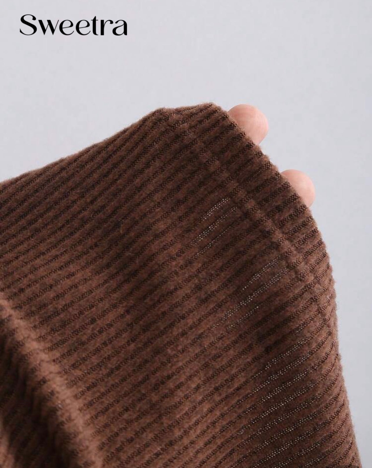 فستان شتوي قصير بأكتاف ساقطة بتصميم أنيق وبياقة وفرو ناعم